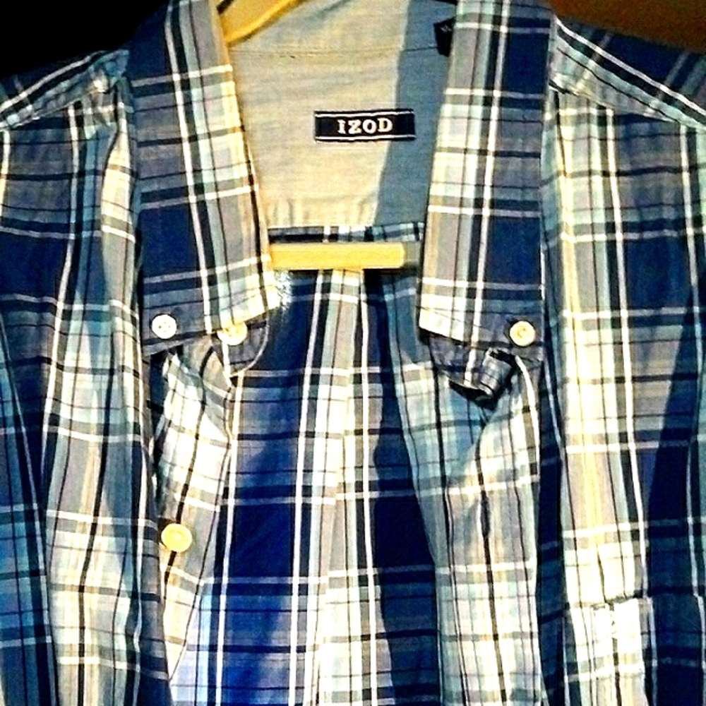 Hi men's Izod button down shirt short sleeve it's an XL TG xg